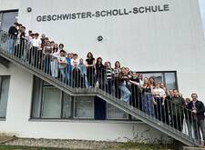 Die Austauschschüler aus Polen auf der Treppe vor der GSS