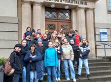 Die Klasse 7a vor dem Eingang zur Hautklinik Tübingen.