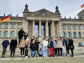Die 9.4 vor dem Reichstagsgebäude in Berlin