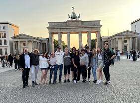 ukrainische Schülerinnen und Schüler vor dem Brandenburger Tor