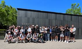 Schülergruppe vor der Gedenkstätte Struthof im Elsass