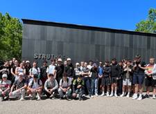 Schülergruppe vor der Gedenkstätte Struthof im Elsass