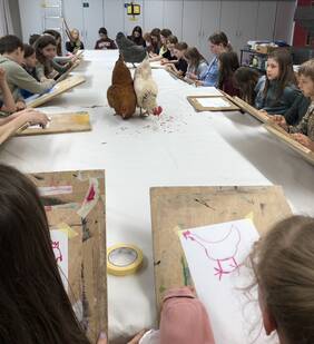 Hühner im Kunstraum und zeichnende Kinder
