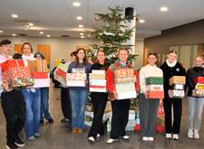 Schülerinnen und Schüler mit Weihnachtspäckchen