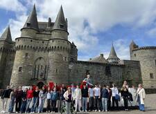 die Schülerinnen und Schüler stehen vor dem Schloss von Vitre
