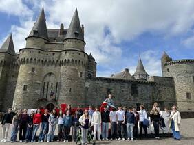 die Schülerinnen und Schüler stehen vor dem Schloss von Vitre